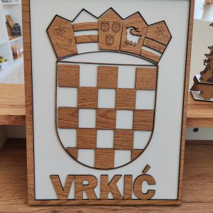 drveni grb s prezimenom
