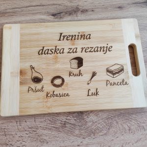 personalizirana kuhinjska daska s imenom – gravura po želji
