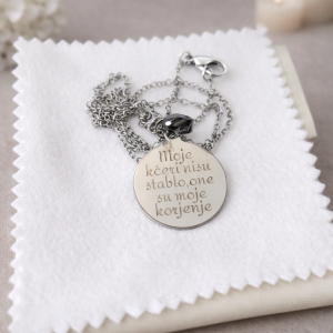 personalizirani lančić s gravurom – poklon za mamu s porukom