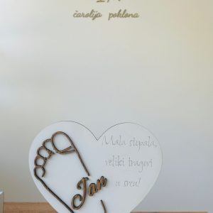 personalizirani drveni poklon za bebu – stopalo