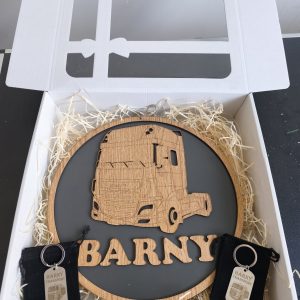 drveni zidni ukras s gravurom po želji (30x30 cm) + opcija privjesaka